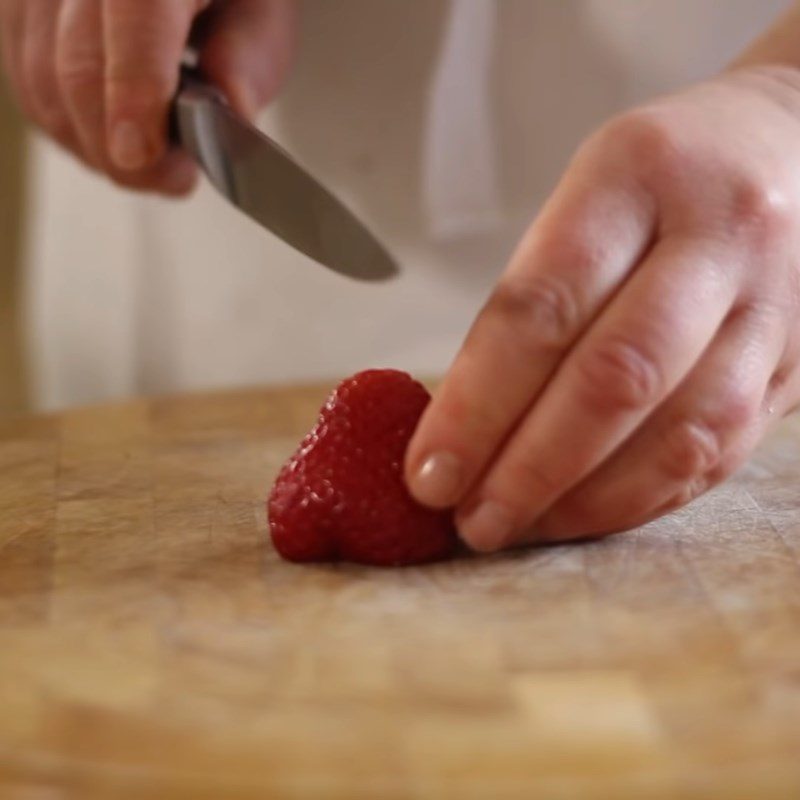 Step 4 Preparing strawberries Strawberry meringue cheese cake