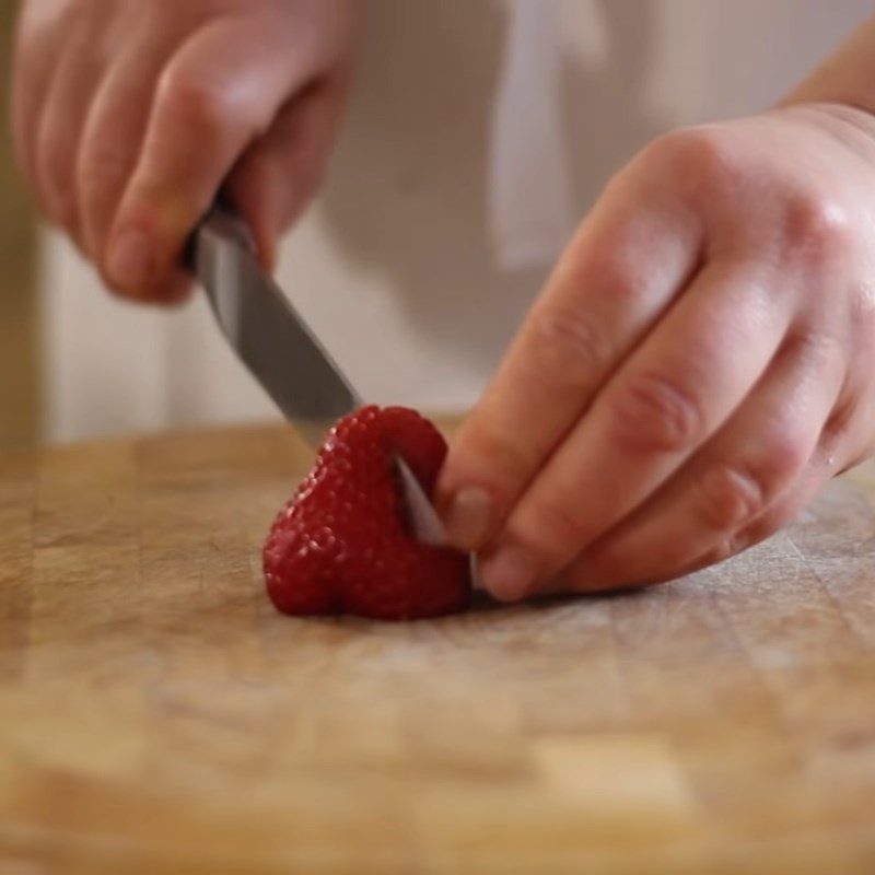 Step 4 Preparing strawberries Strawberry meringue cheese cake