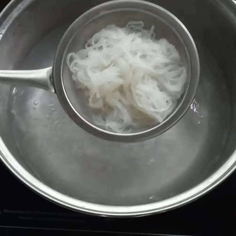 Step 4 Blanch the ingredients Dry rice noodle with barbecued pork