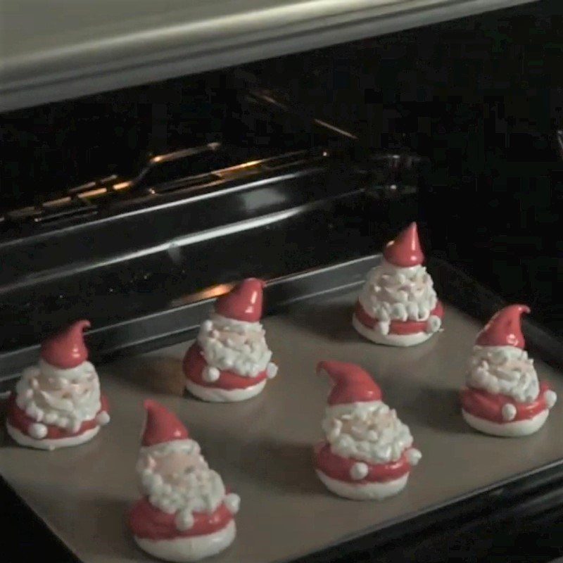 Step 4 Bake Swiss meringue Santa Claus