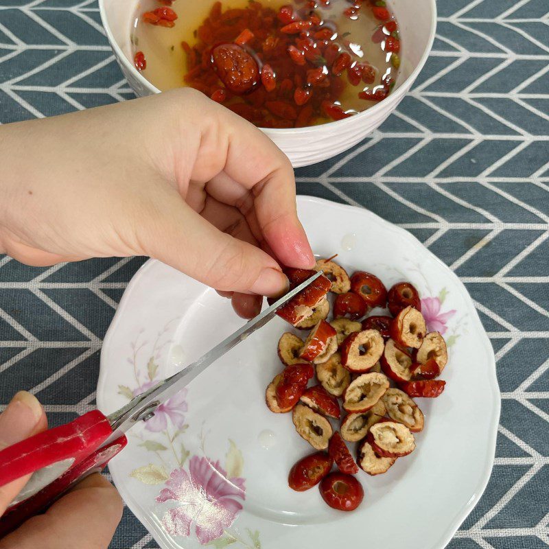 Step 1 Prepare the ingredients for Red Apple Chia Seed Bird's Nest (Recipe shared by users)