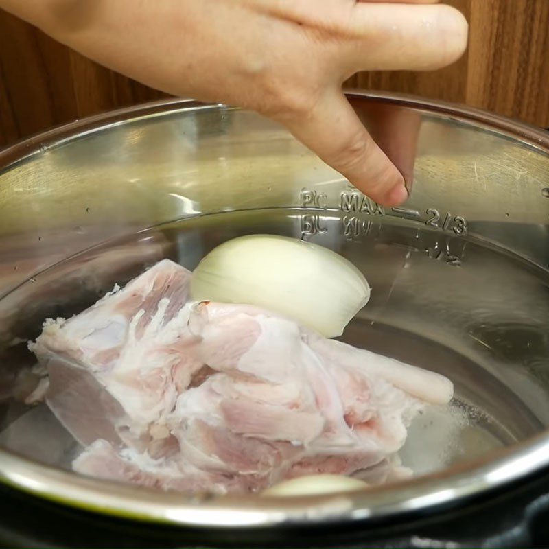 Step 1 Prepare and boil the pork for Bún gỏi dà Sóc Trăng