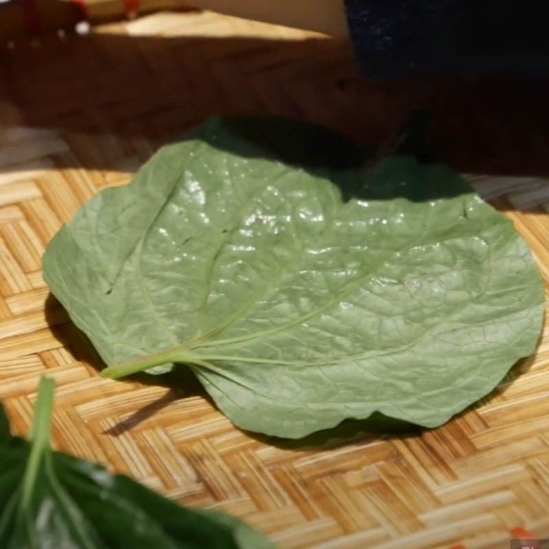 Step 4 Roll the beef with betel leaves using an air fryer