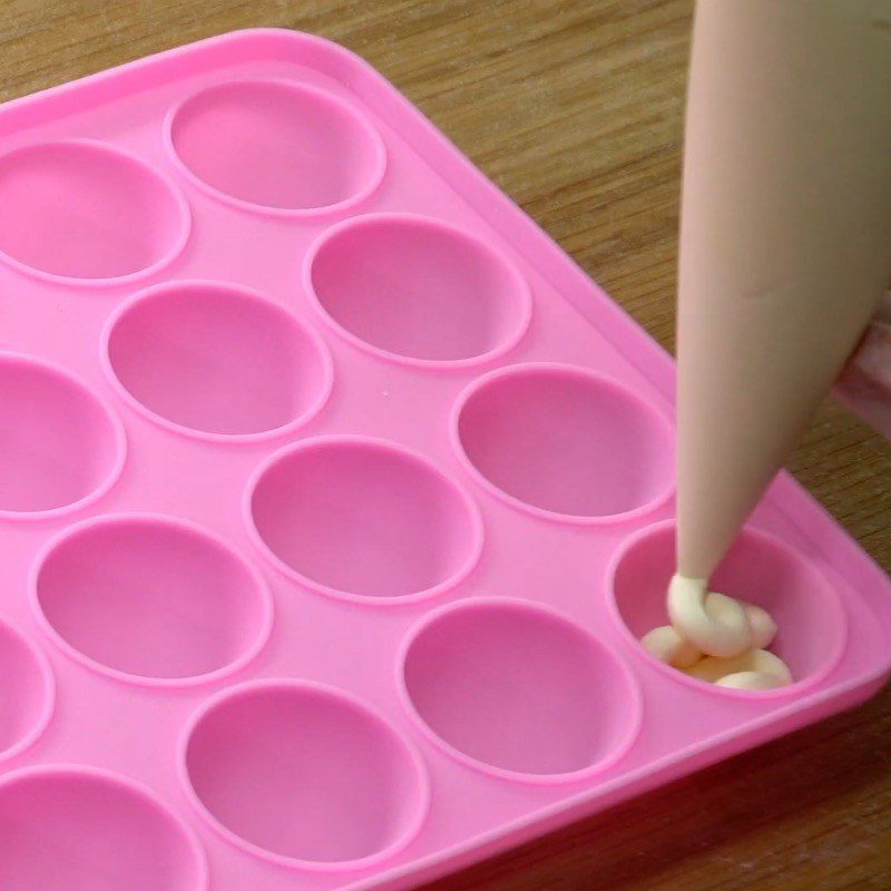 Step 1 Pour the filling into the mold Black Sugar Pearl Mooncakes