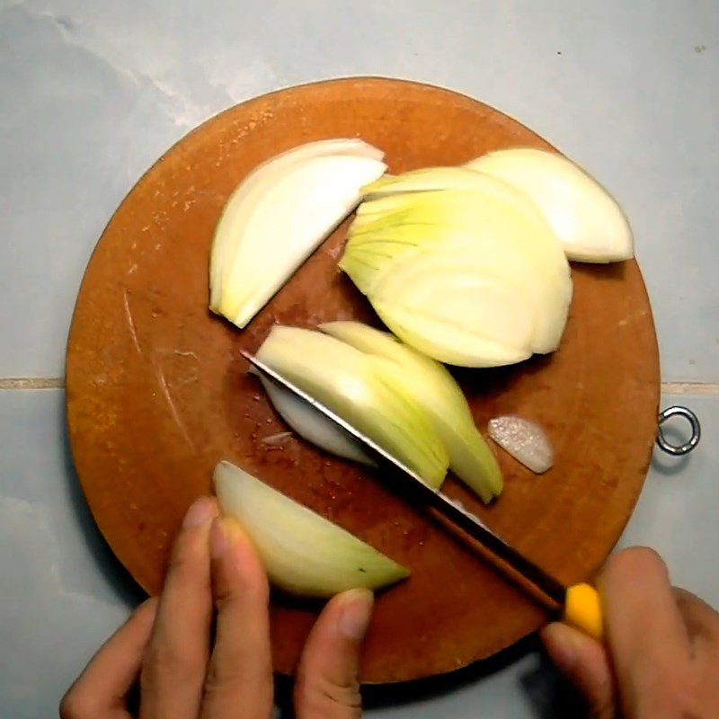 Step 1 Prepare the ingredients for Stir-fried noodles with greens and onions