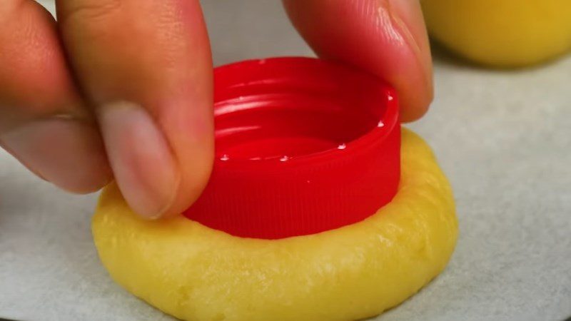 Press bottle cap onto cookie