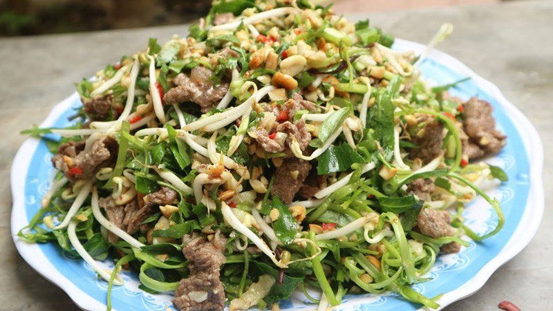 Beef salad with water spinach