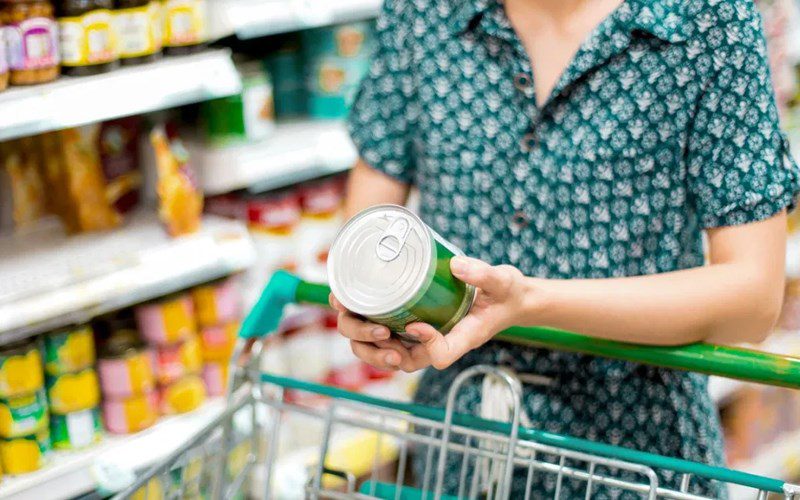 Observe the external appearance when buying canned food