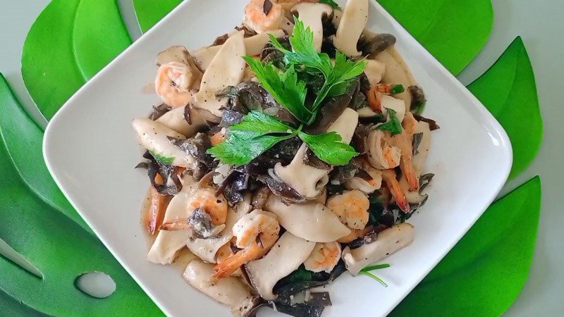 Stir-fried oyster mushrooms with shrimp