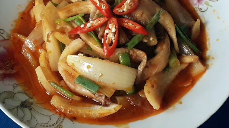 Stir-fried oyster mushrooms with satay