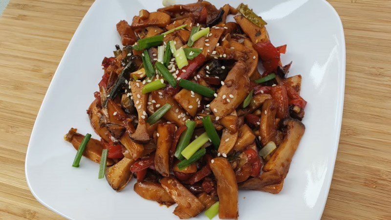 Stir-fried oyster mushrooms with tomatoes