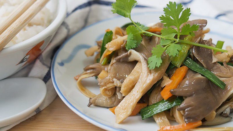 Stir-fried oyster mushrooms with oyster sauce