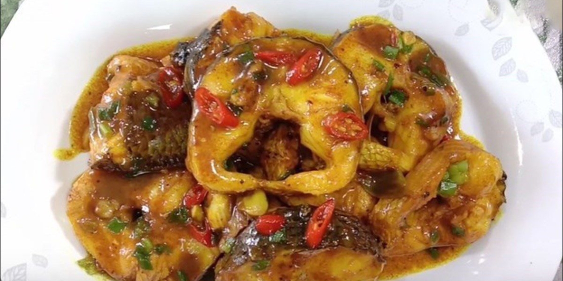 4 ways to make dried catfish with pepper turmeric banana and water 01863