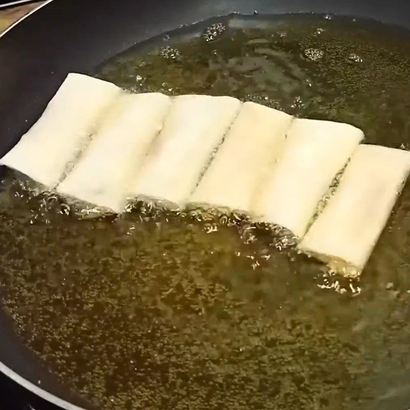 Step 4 Fry the fish spring rolls