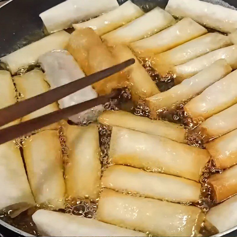 Step 4 Fry the fish spring rolls