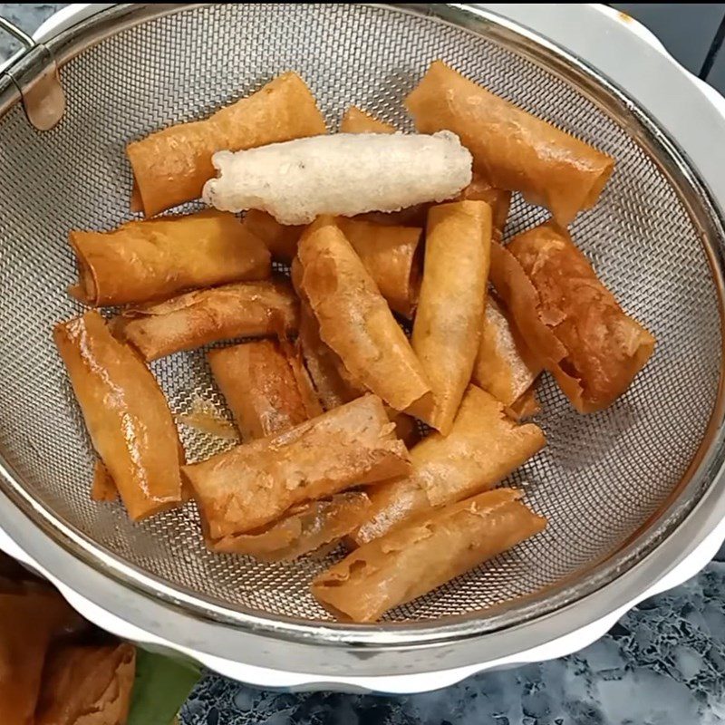 Step 4 Fry the fish spring rolls