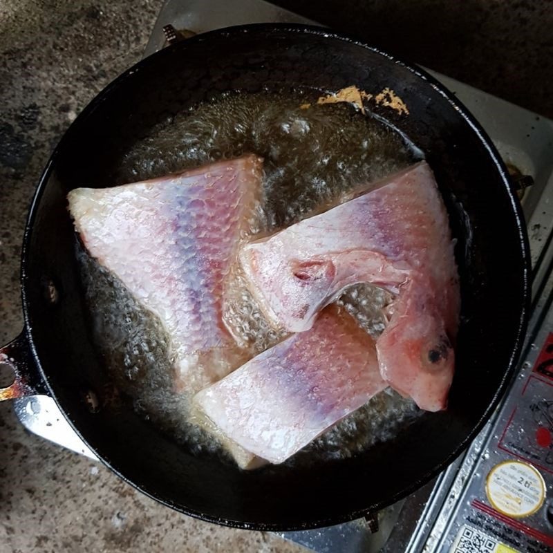 Step 3 Fry the red snapper for the fish soup