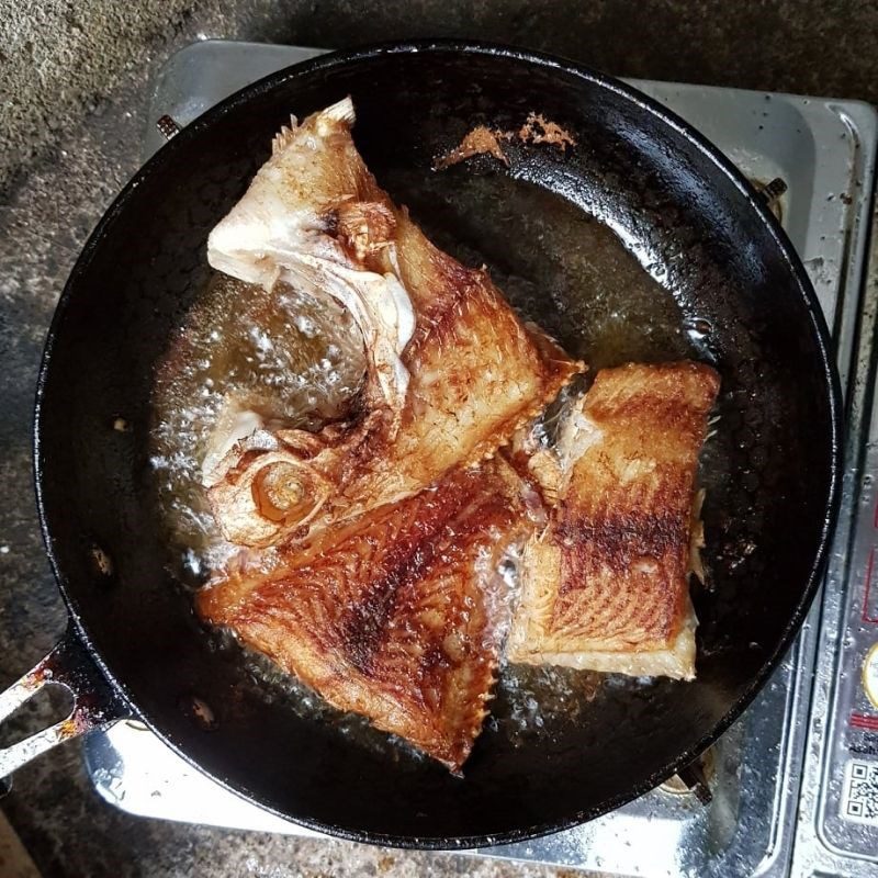 Step 3 Fry the red snapper for the fish soup