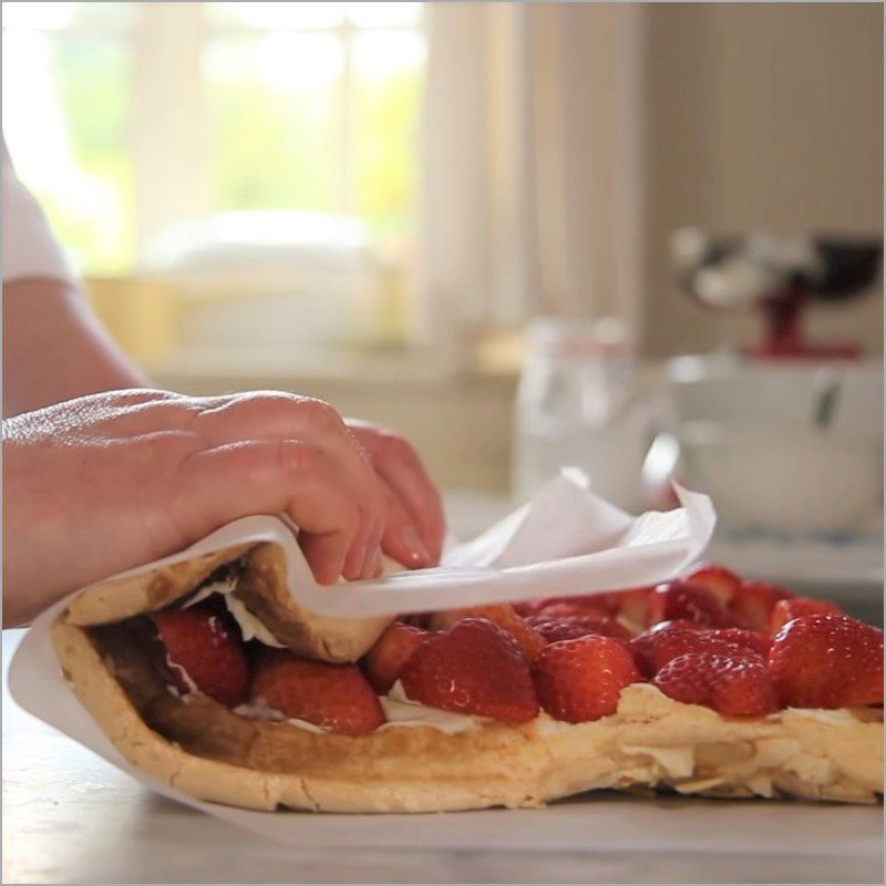 Step 5 Roll the cake Strawberry meringue cheese cake