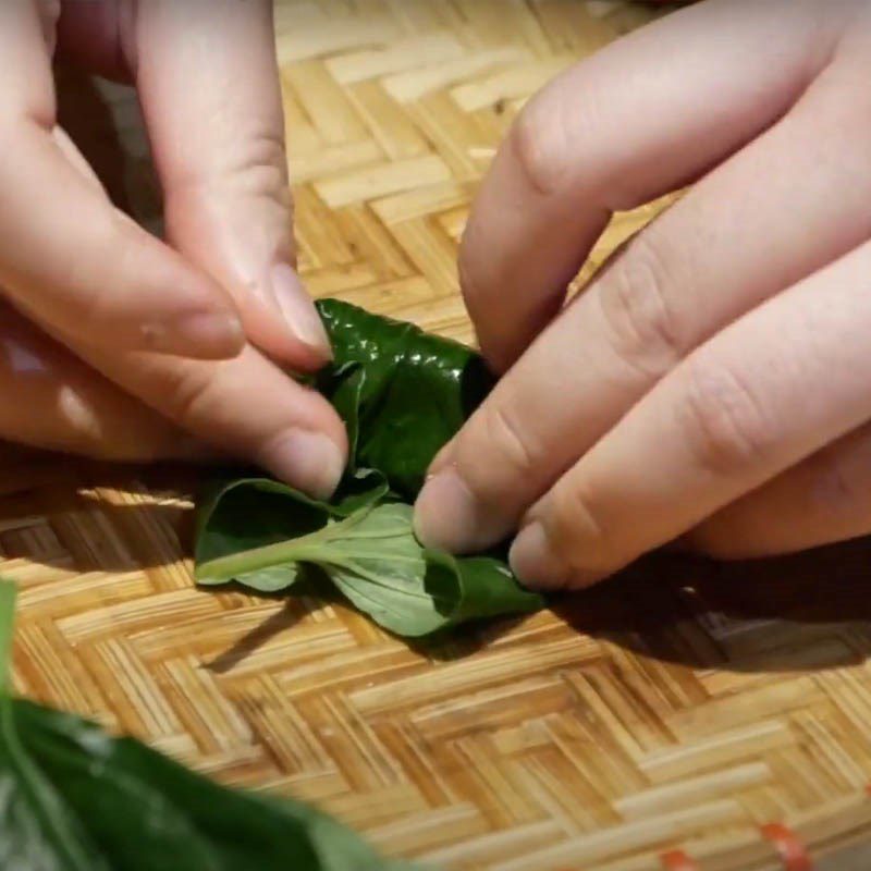 Step 4 Roll the beef with betel leaves using an air fryer