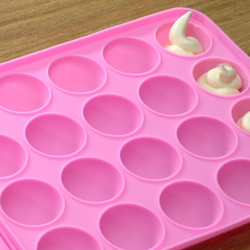 Step 1 Pour the filling into the mold Black Sugar Pearl Mooncakes