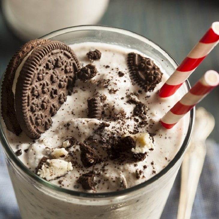 Fresh milk smoothie and cookies