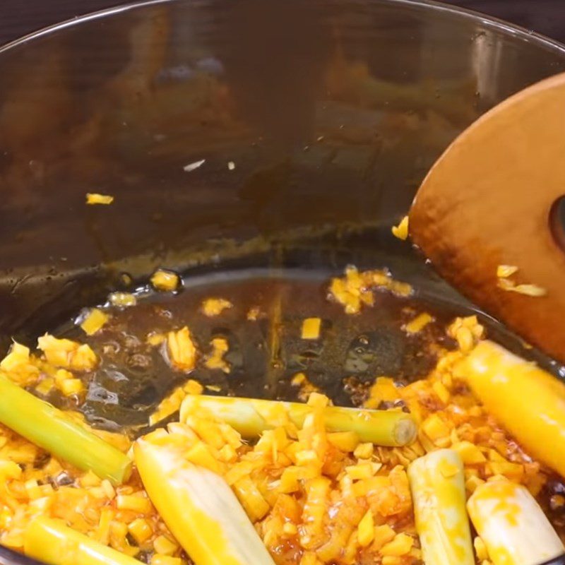 Step 5 Sauté the ingredients for the sour and spicy vegetarian hotpot