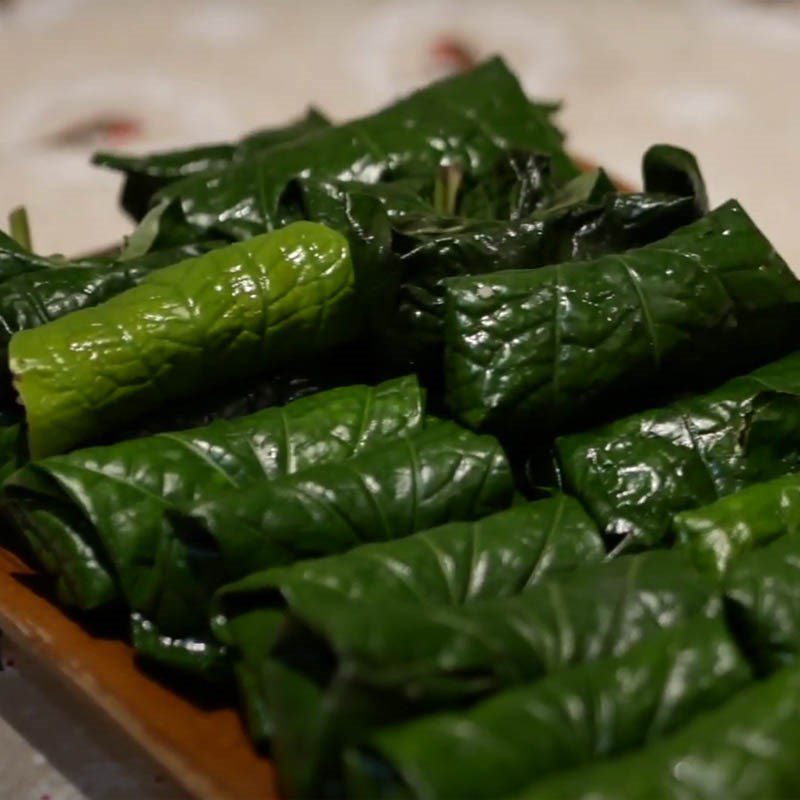 Step 4 Roll the beef with betel leaves using an air fryer