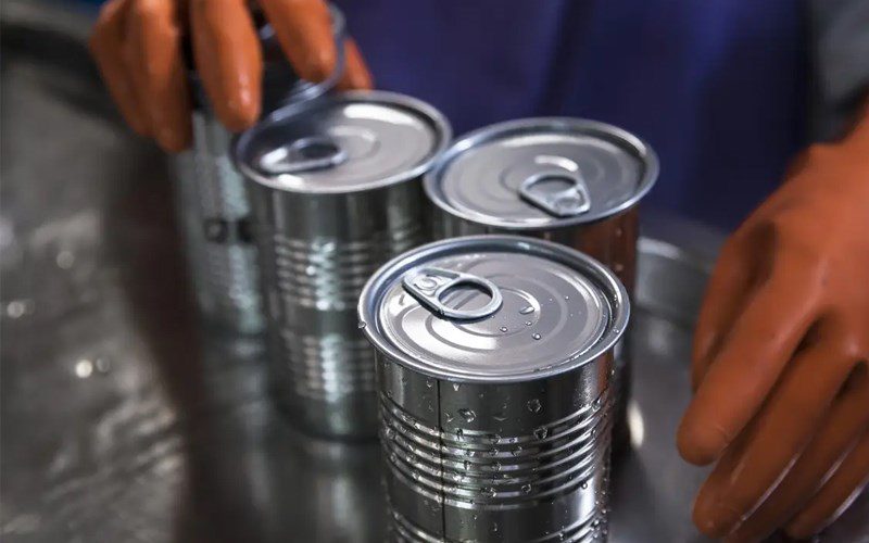 Observing the can lid when buying canned goods