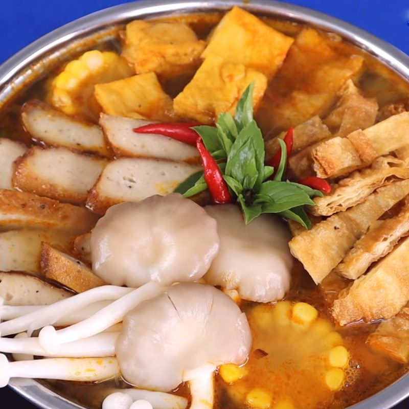 Step 6 Prepare the broth for the sour and spicy vegetarian hotpot