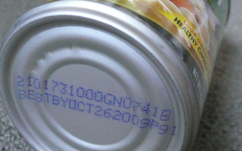 Pay attention to the expiration date when buying canned goods