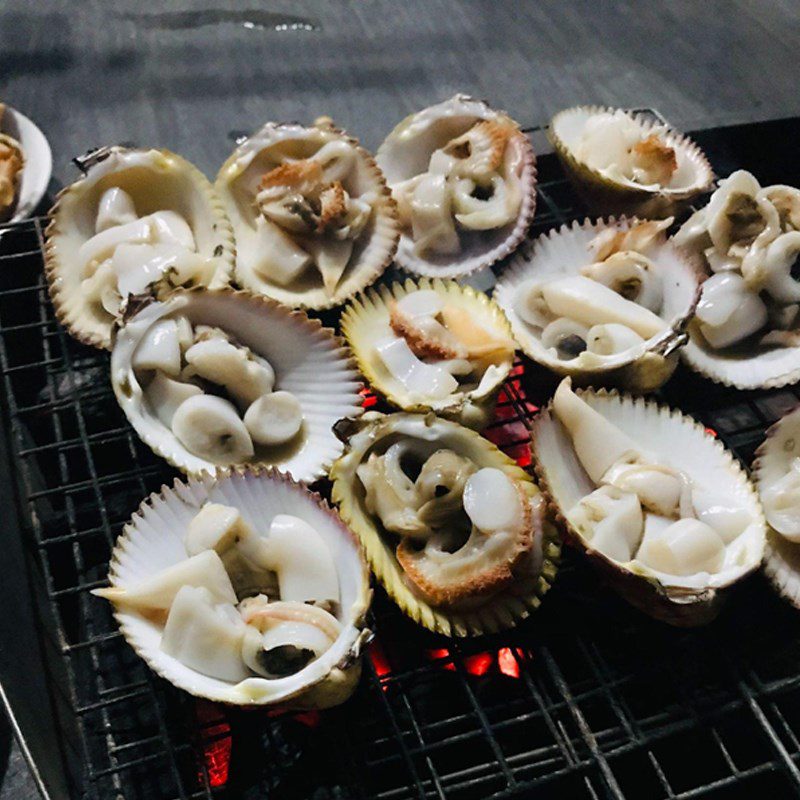 Step 7 Grilling scallops with scallion oil Grilled scallops with scallion oil