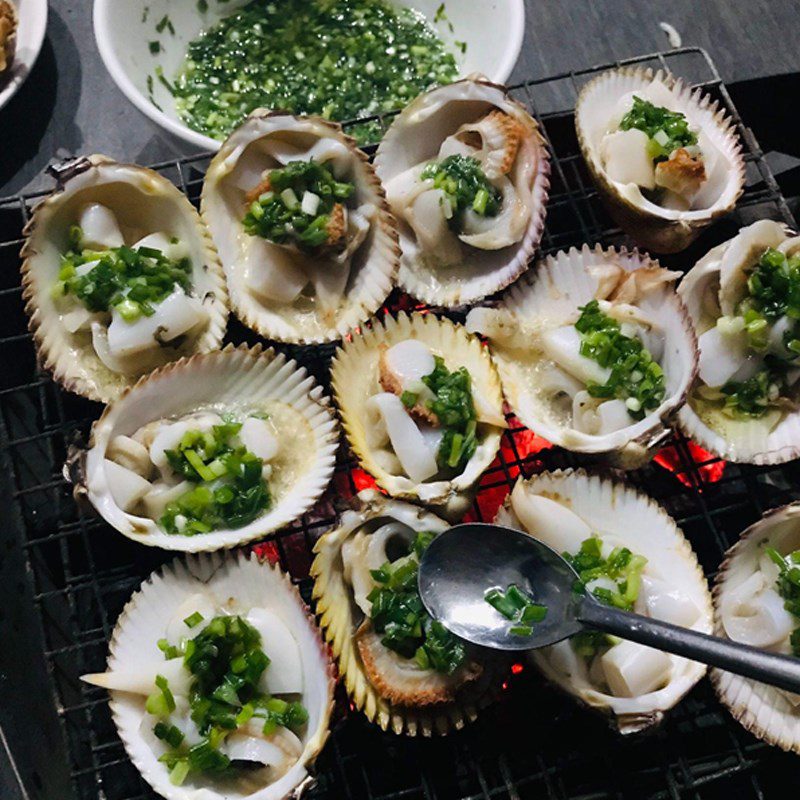 Step 7 Grilling scallops with scallion oil Grilled scallops with scallion oil