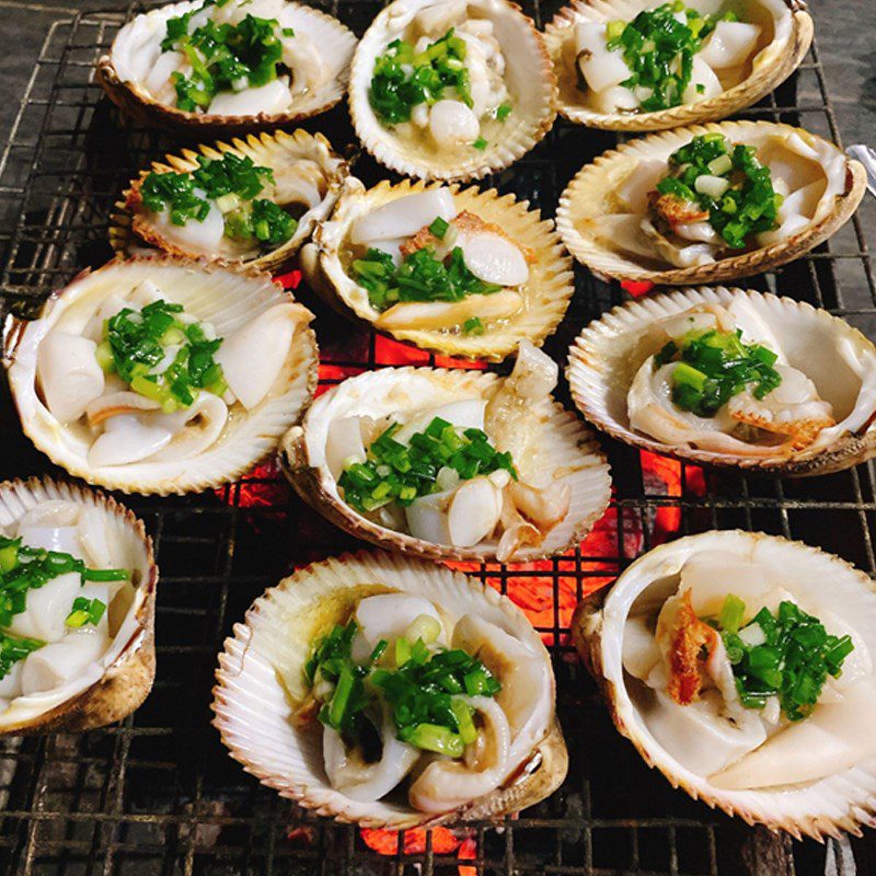 Step 7 Grilling scallops with scallion oil Grilled scallops with scallion oil