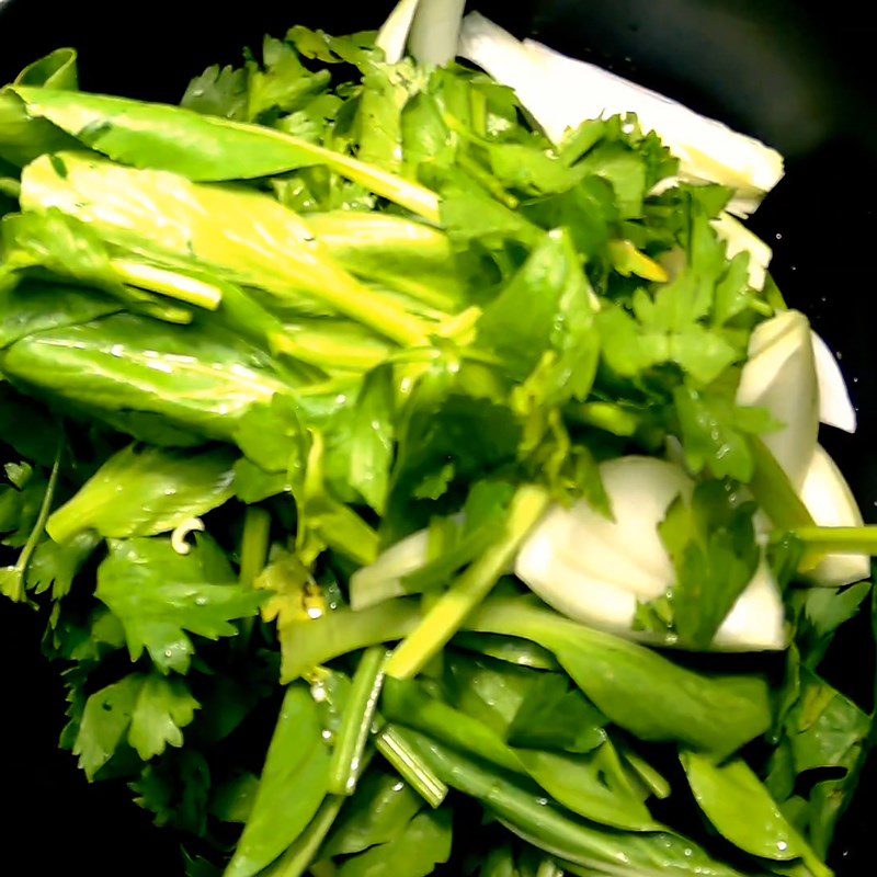 Step 2 Stir-fried vegetables Stir-fried noodles with bok choy and onion