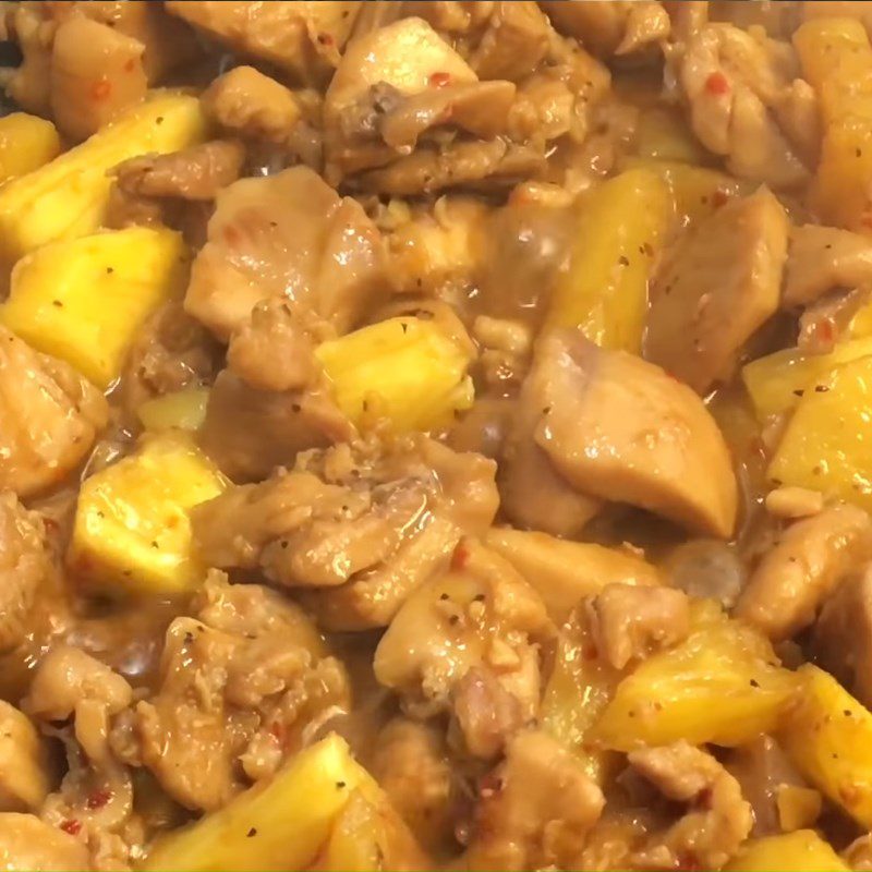 Step 4 Cook chicken with pineapple for fragrant chicken