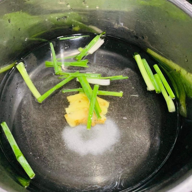 Step 2 Blanch the meat for Braised pork with quail eggs and coconut water