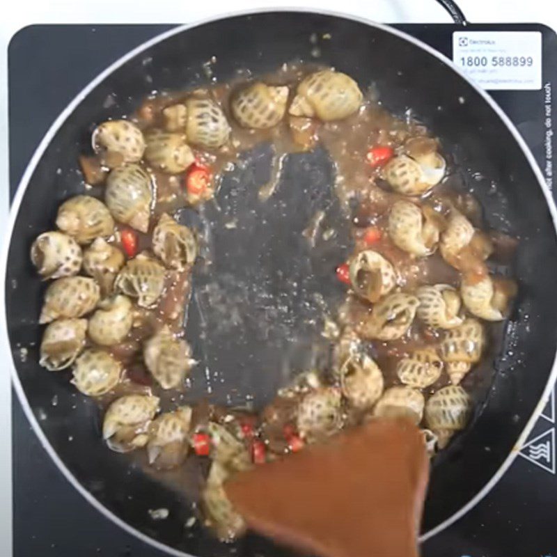 Step 3 Stir-fry the snails Fragrant snails stir-fried with tamarind