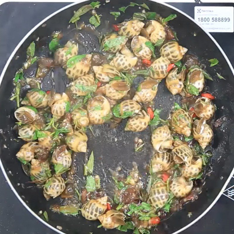 Step 3 Stir-fried sea snails with tamarind sauce