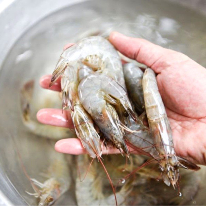 Step 1 Prep the shrimp for Cà Mau grilled shrimp