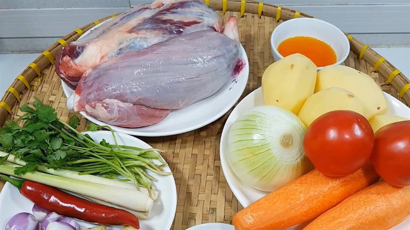 Ingredients for the dish of braised beef with potatoes