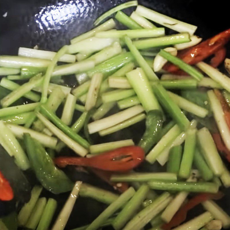 Step 4 Stir-fried celery with pork Stir-fried celery with pork