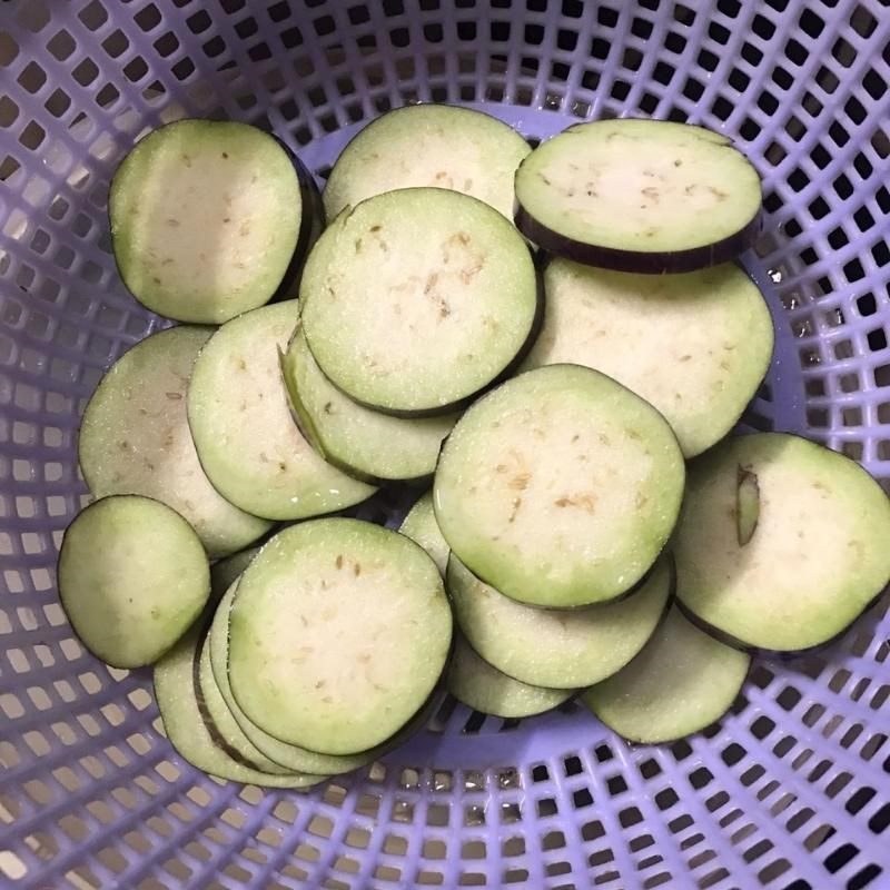 Step 1 Prepare the eggplant Crispy fried eggplant