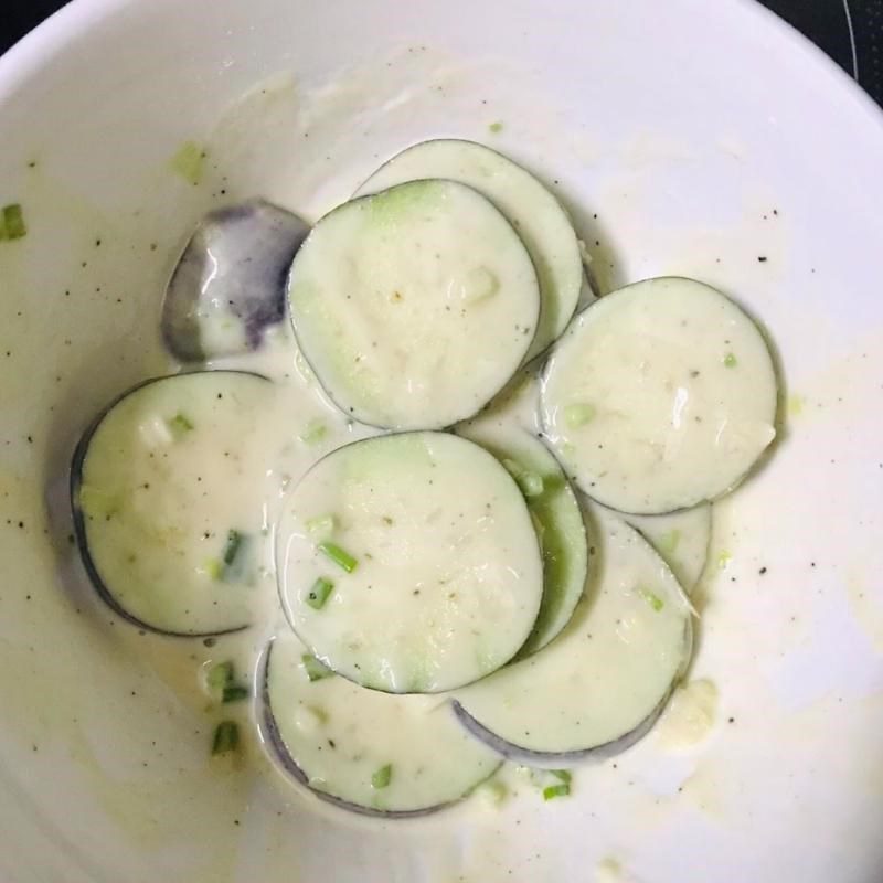 Step 3 Mix the eggplant batter for frying