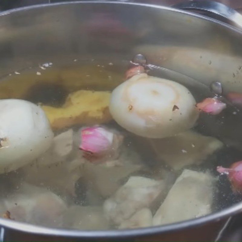 Step 3 Simmering the broth for beef meatballs