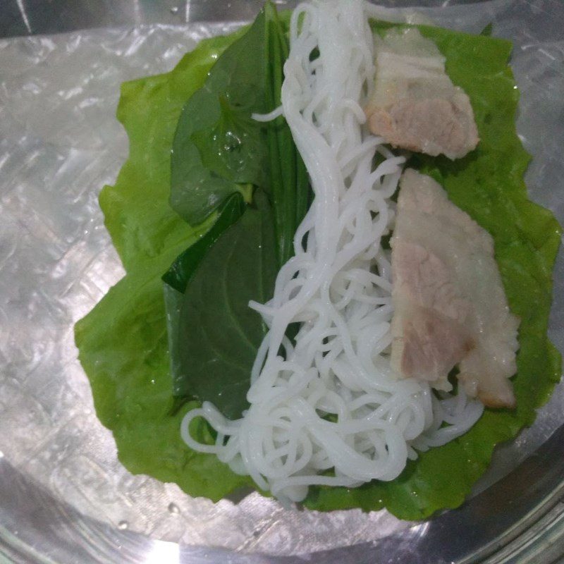 Step 3 Prepare the dipping sauce and finish Boiled meat wrapped in rice paper