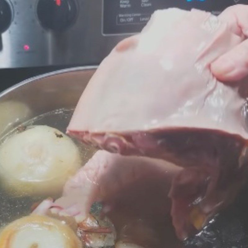 Step 3 Simmering the broth for beef meatballs