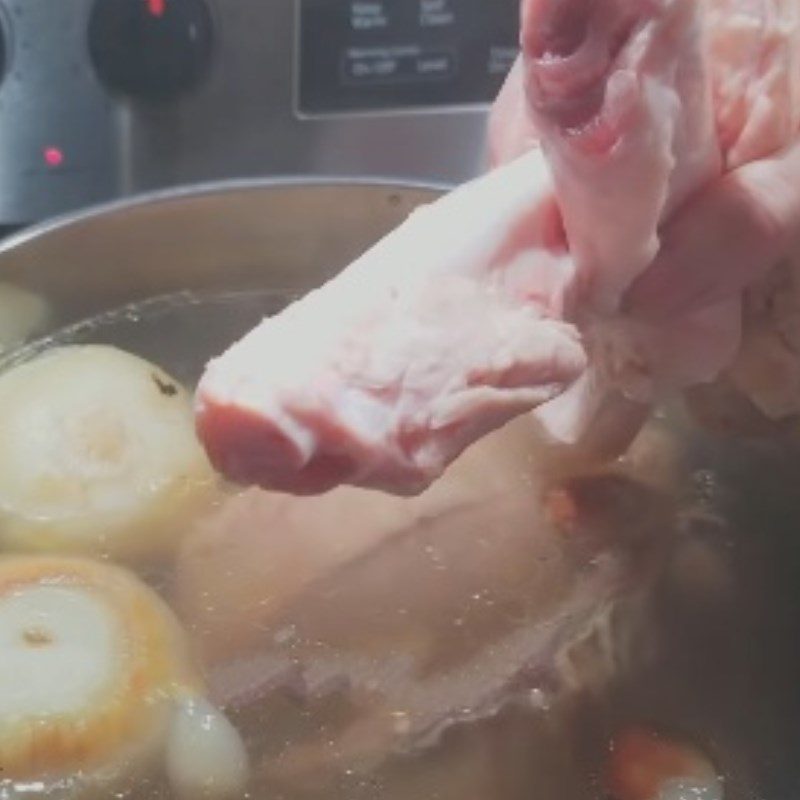 Step 3 Simmering the broth for beef meatballs