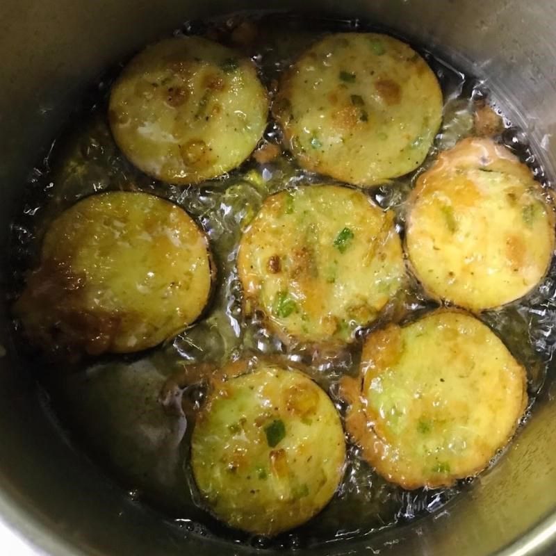 Step 4 Fry eggplant with batter Crispy fried eggplant