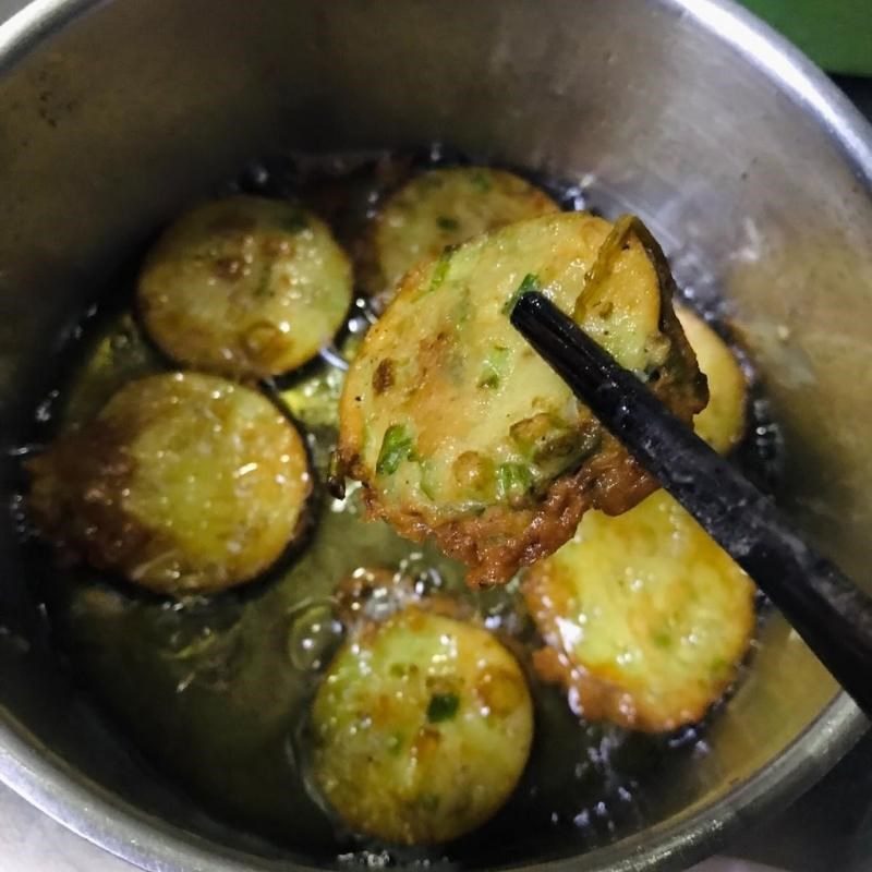 Step 4 Fry eggplant with batter Crispy fried eggplant